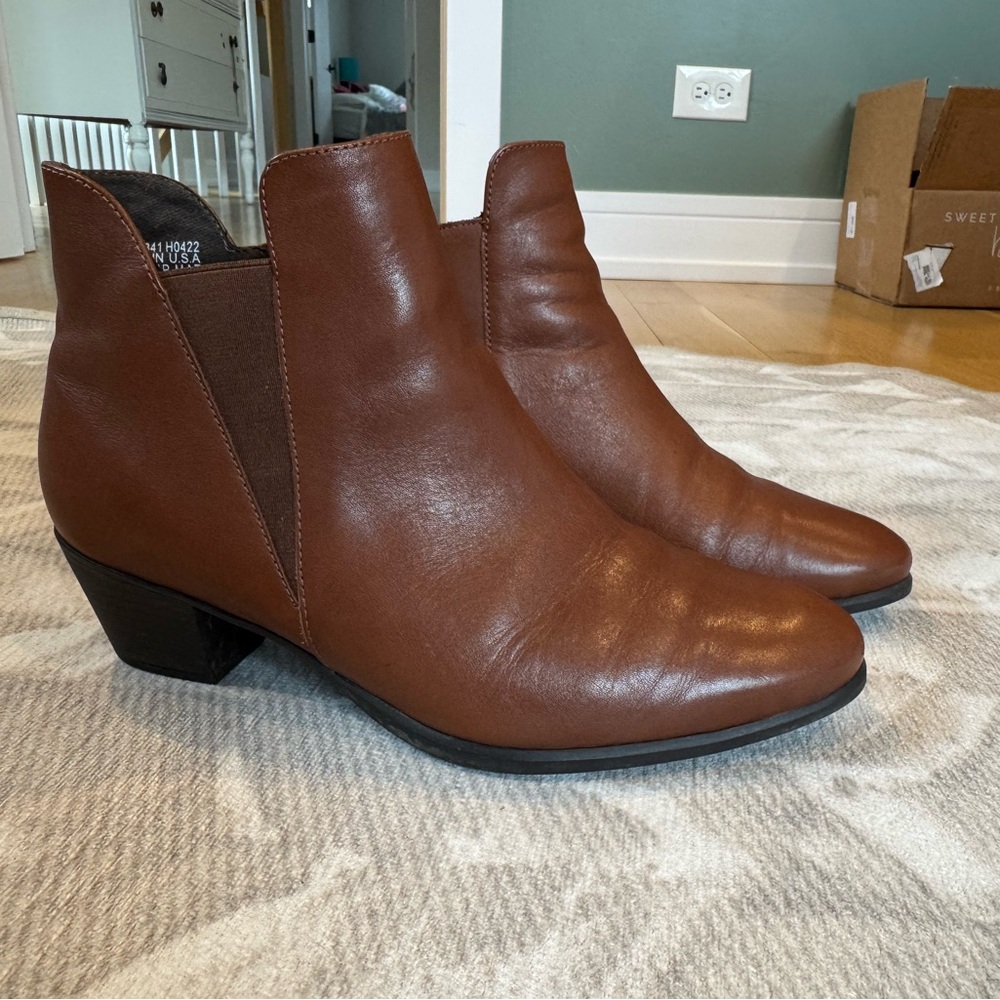 Munro Brown Jackson Chelsea Ankle Booties Size 10W